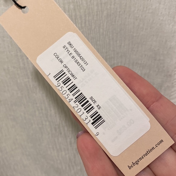 BCBGeneration white flouncy sleeve top - Picture 3 of 5